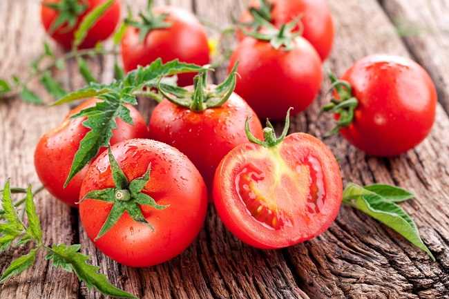 9-manfaat-tomat-buah-yang-disangka-sayur-alodokter