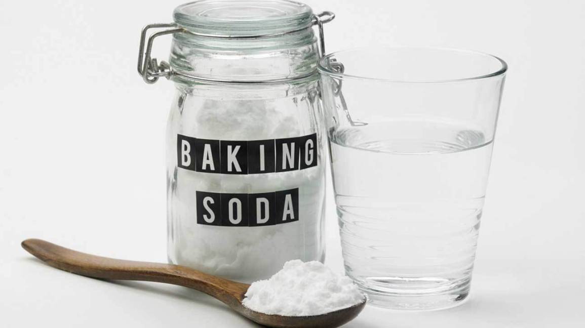 baking-soda-water-and-wooden-spoon-1296×728